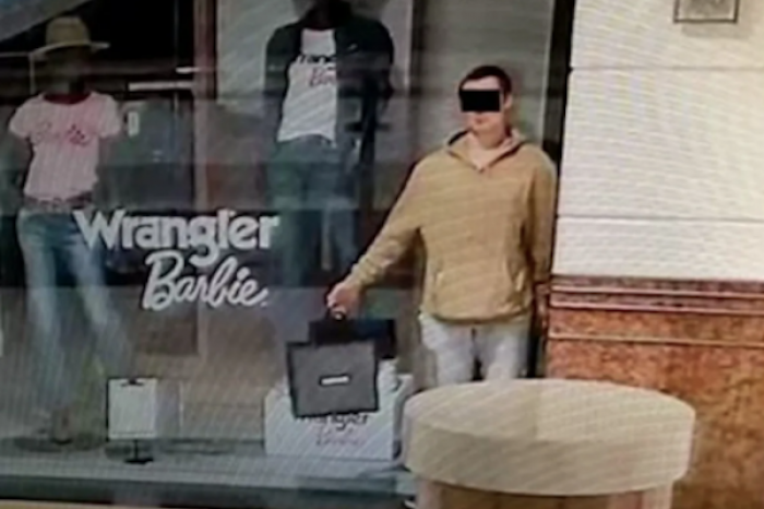 Hombre finge ser un maniquí para robar tienda