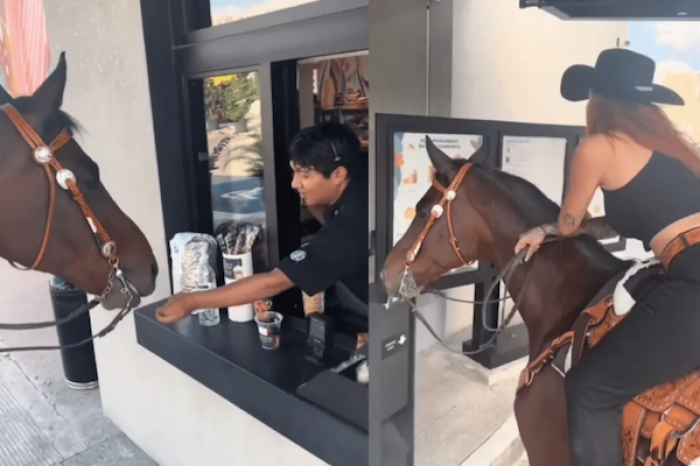 Mujer se vuelve viral luego de montar a caballo para pedir en Starbucks
