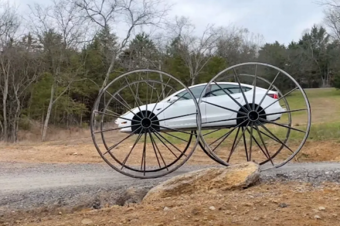 Youtuber transforma Tesla colocándole ruedas de tres metros