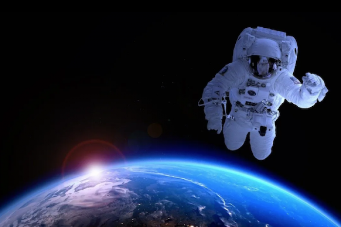 Astronautas pierden bolsa de herramientas en el espacio