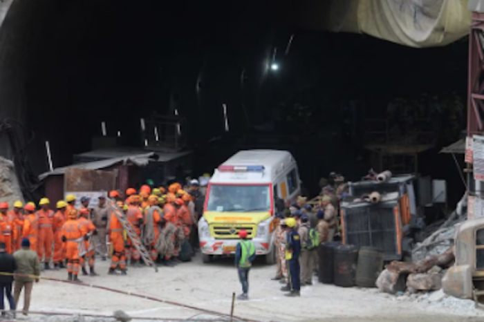 Exitoso rescate en India: Primer trabajador liberado tras 17 días entre escombros