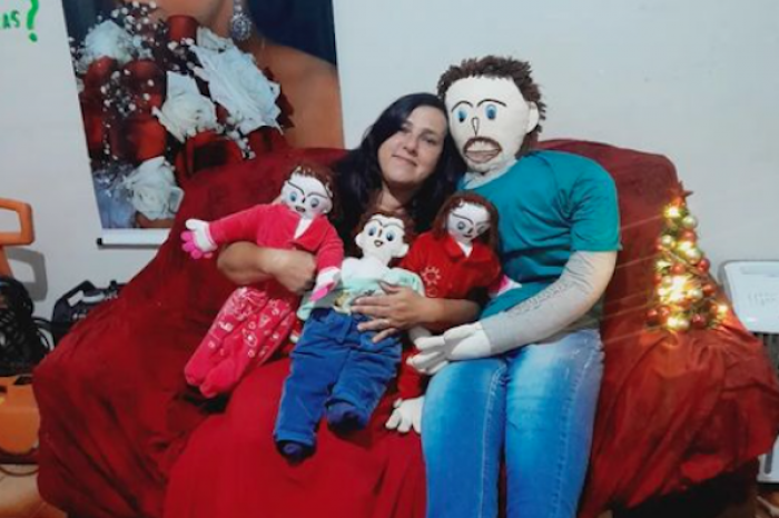  Mujer casada con un muñeco de trapo, celebra el nacimiento de ¨gemelas¨ 