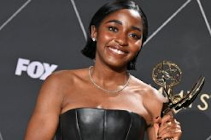 Ayo Edebiri se alza con importantes premios en una semana por 