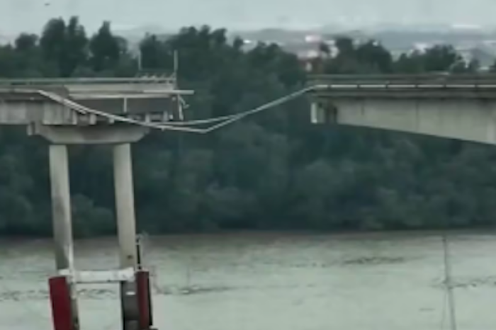 Error humano causa choque de barco de contenedores contra puente en China, dejando cinco muertos