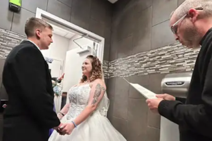 Una boda inusual: Amor sellado en el baño de una gasolinera