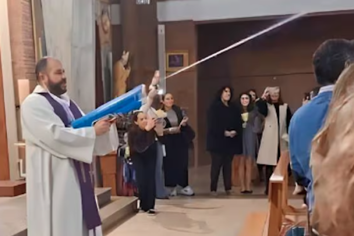 Padre utiliza pistola de agua en vez de agua bendita durante ceremonia religiosa