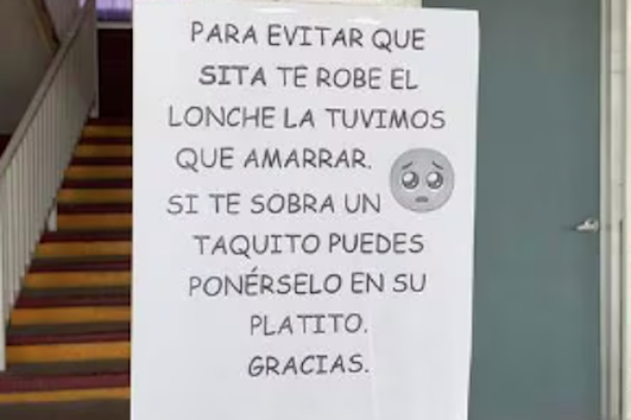 Amarran perrita callejera durante el receso porque le roba los lonches a los niños