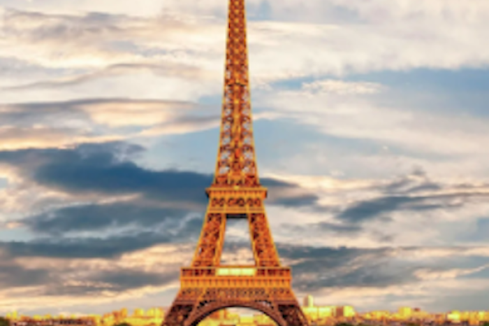  Increíble confusión: Mujer busca la Torre Eiffel con binoculares ¡estando ya sobre la misma!
