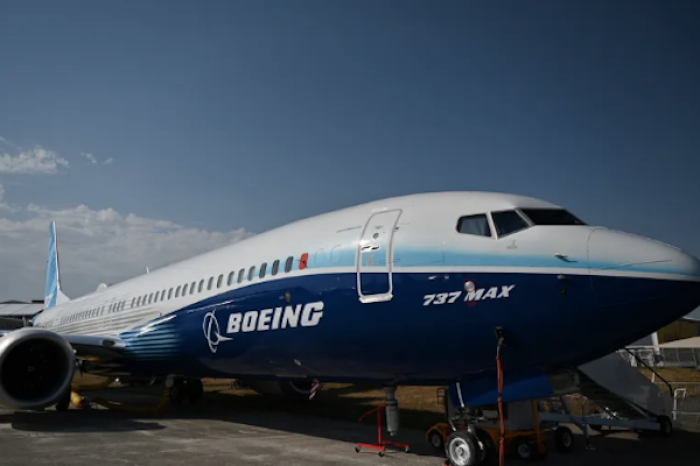 CEO de Boeing anuncia su salida a finales de año tras incidente en vuelo de Alaska Airlines