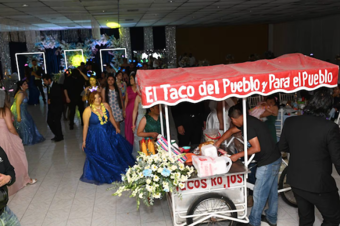 Novios se hacen virales por dar tacos rojos en la cena de su boda