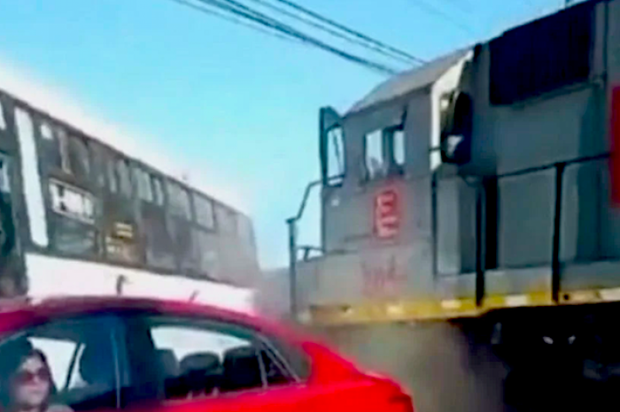 Tren embiste a camión de la ruta urbana 400 en Santa Catarina
