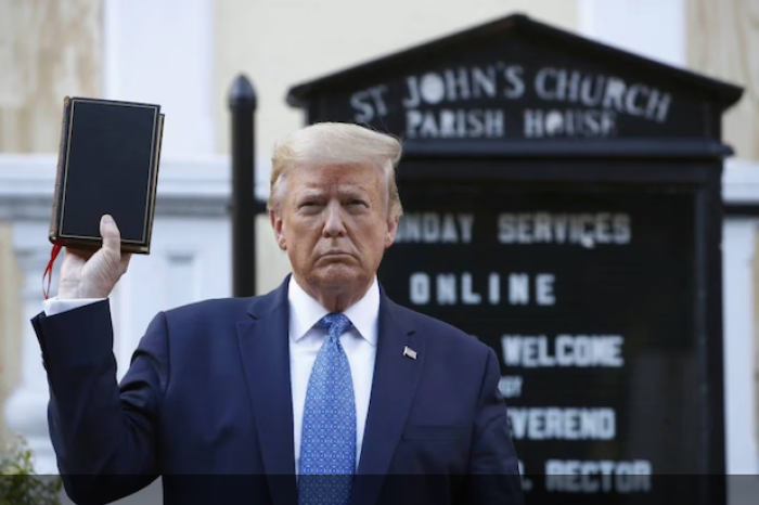 Donald Trump lanza biblias a la venta y ruega