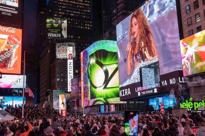 Shakira deslumbra en Times Square con su nuevo disco