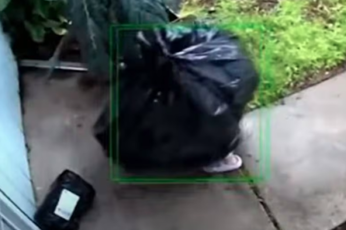 Ladrón ingenioso: Se disfraza de bolsa de basura para robar paquetería