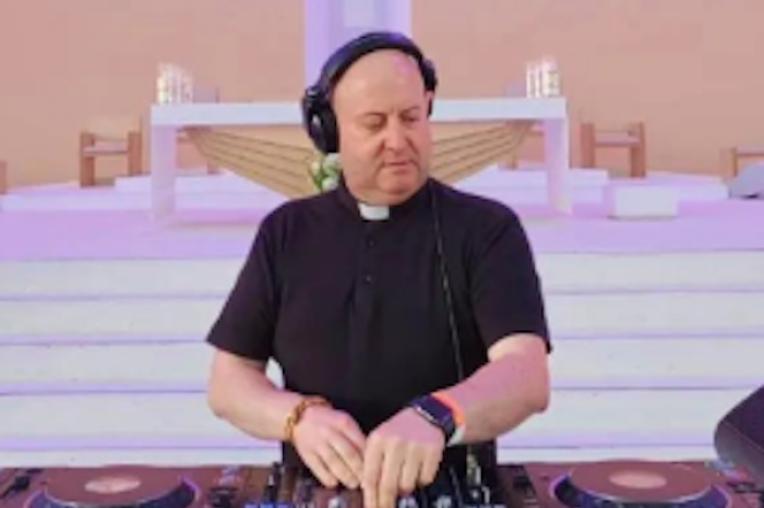 El Padre DJ: Revolucionando la fe con música electrónica