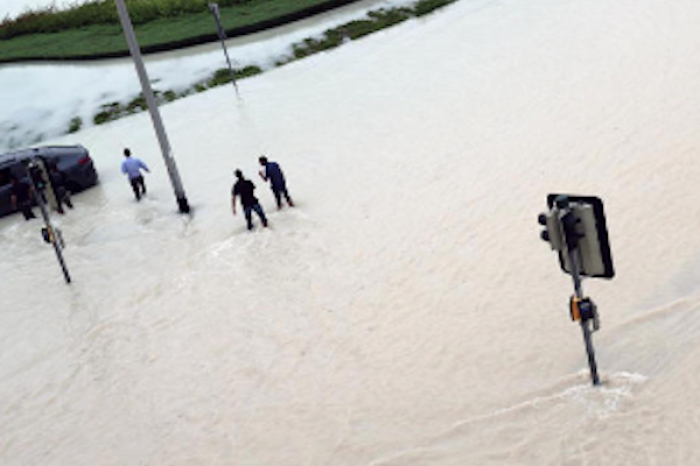 Inundaciones históricas en Emiratos Árabes Unidos cobran una vida mientras devastan el país