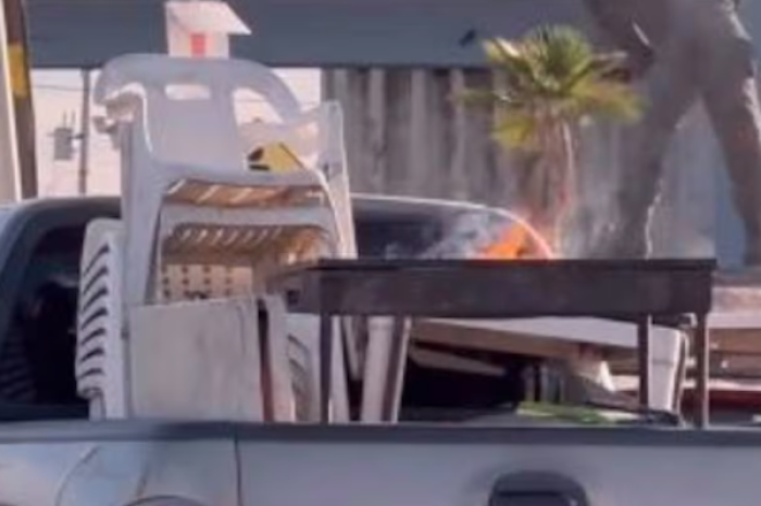 Camioneta circula con asador encendido en su caja trasera