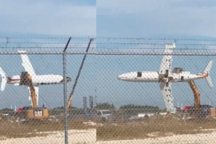 Operador de excavadora en aeropuerto de Miami sorprende al jugar con avión