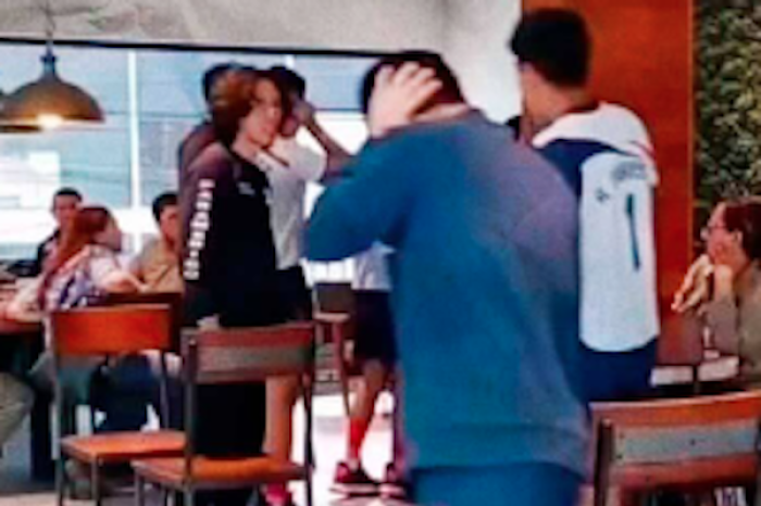 Explosión de audífono en cafetería de Puebla deja a cliente herido