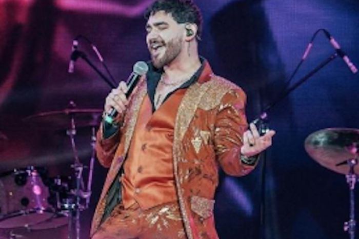 Vocalista de Banda El Recodo es víctima de acoso sexual durante concierto en vivo