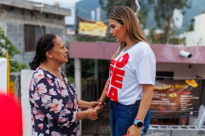 Lorena de la Garza denuncia agua contaminada en el sur de Monterrey