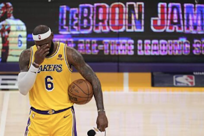  LeBron James reflexiona sobre su futuro tras la eliminación de los Lakers en los Playoffs 