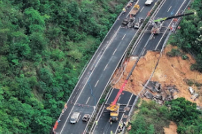 Derrumbe de autopista en el sur de China deja