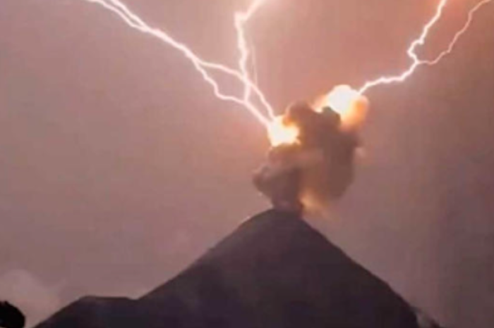 Impactante imagen: Rayo golpea el cráter del Volcán de Fuego en Guatemala