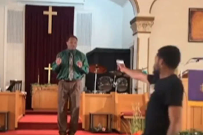Hombre intenta disparar contra pastor durante misa en Pensilvania