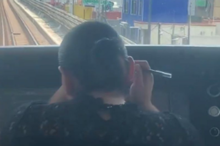  Conductora del Metro CDMX es grabada maquillándose mientras operaba un tren 