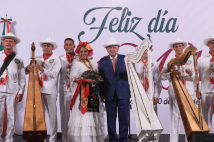 AMLO ofrece concierto con mariachi en su  mañanera por el Día de las Madres