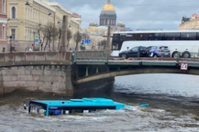 Tragedia en San Petersburgo: Siete muertos al caer un autobús al río