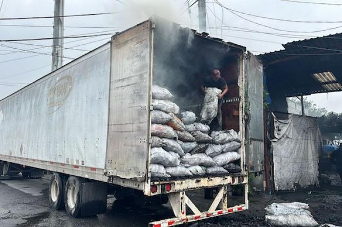 Se incendia tráiler en Monterrey: 27 toneladas de carbón en llamas