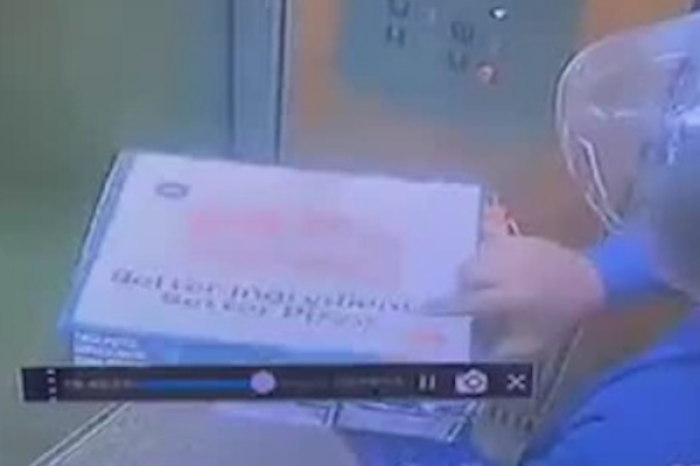 Repartidor de pizza sorprendido comiendo los ingredientes de la entrega