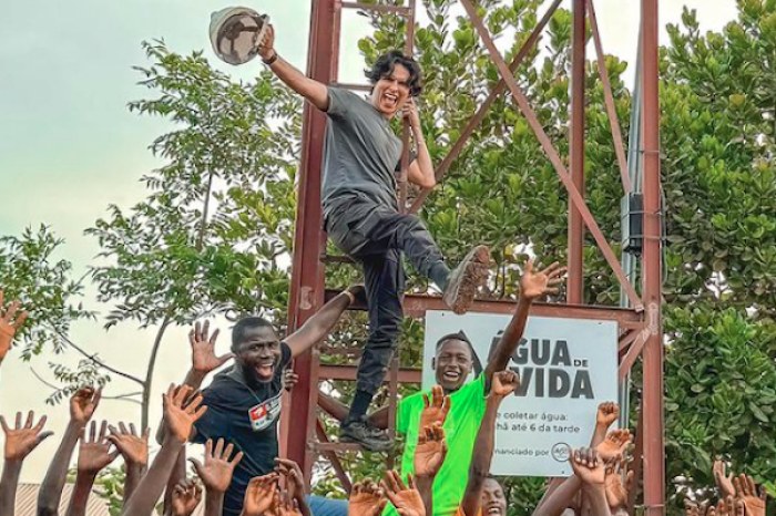 Alexis Omman construye pozo de agua en África