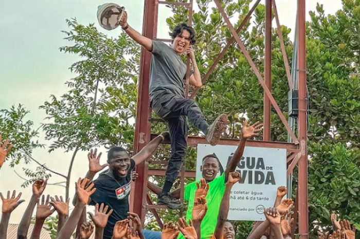 Alexis Omman construye pozo de agua en Áfric