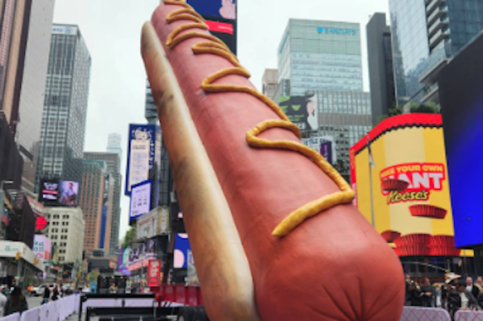 Instalan gigantesco hot dog en Times Square de Nueva York