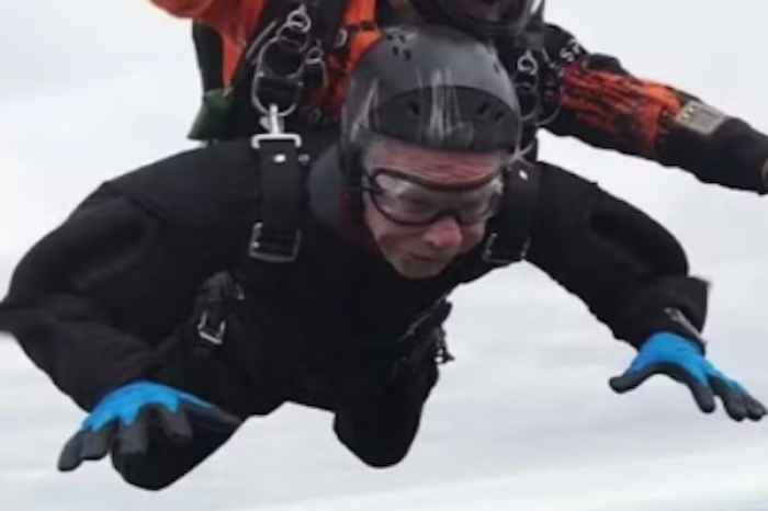 Al Blaschke, de 106 años, rompe el récord mundial de paracaidismo tándem