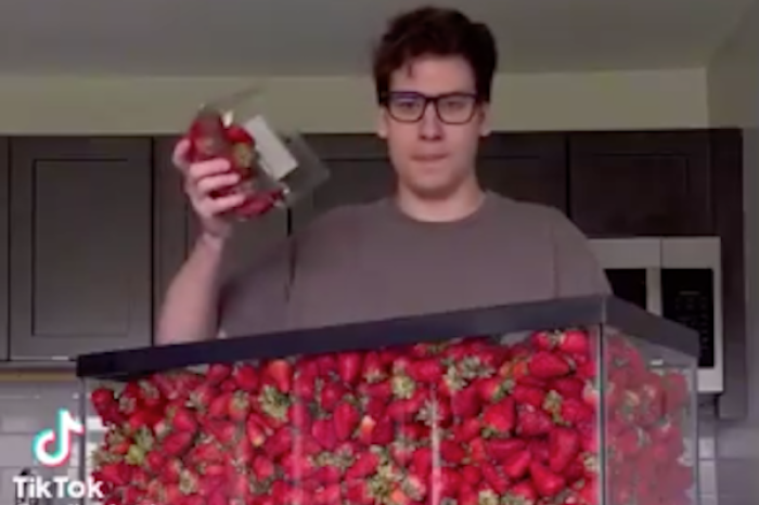 Joven se enfrenta a un desafío viral: consumir más de 100 litros de fresas en un día