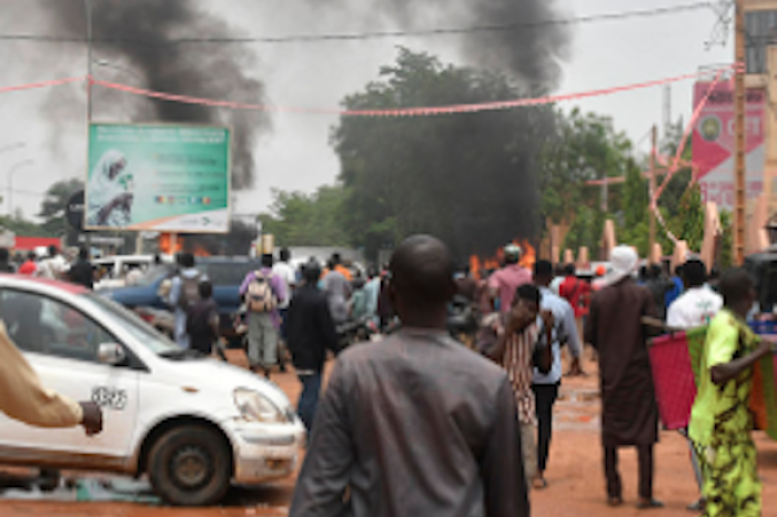 Ataque con bomba en mezquita de Nigeria deja al menos 11 muertos
