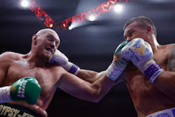 Oleksandr Usyk vence a Tyson Fury y se convierte en campeón indiscutible de los pesados