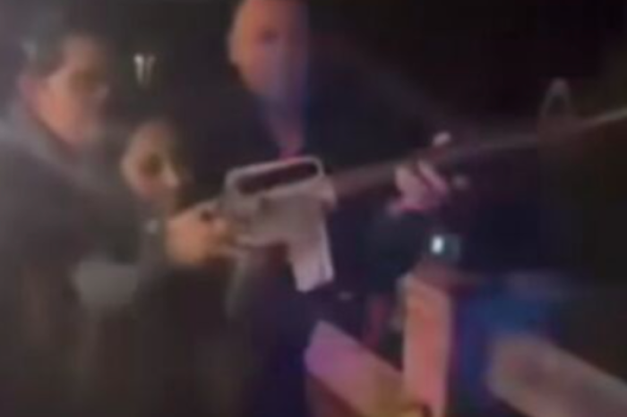 Candidata del PAN captada disparando un arma en una fiesta