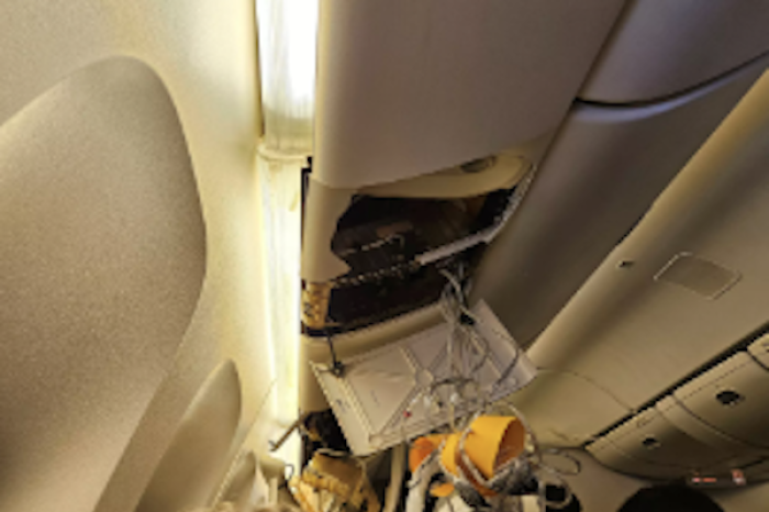 Fallece pasajero británico en vuelo de Singapore Airlines por fuerte turbulencia