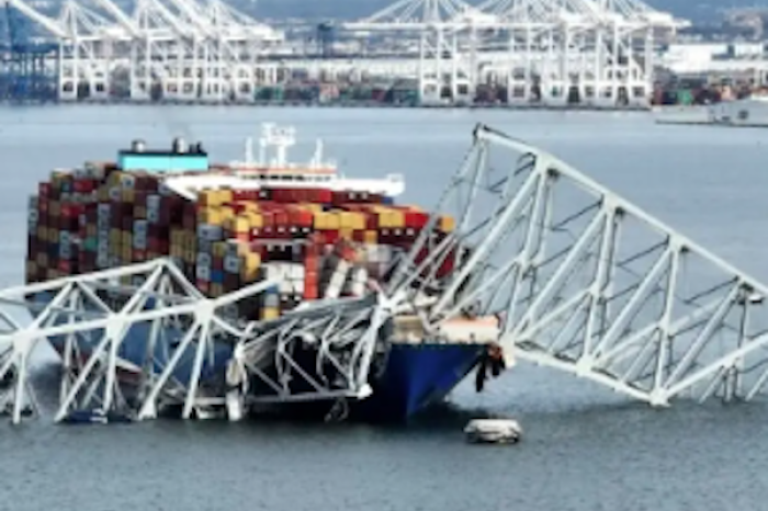 Inician el traslado del buque Dali tras colap