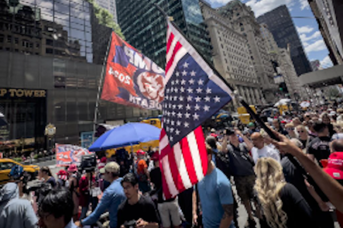 Bandera estadounidense invertida en protesta 