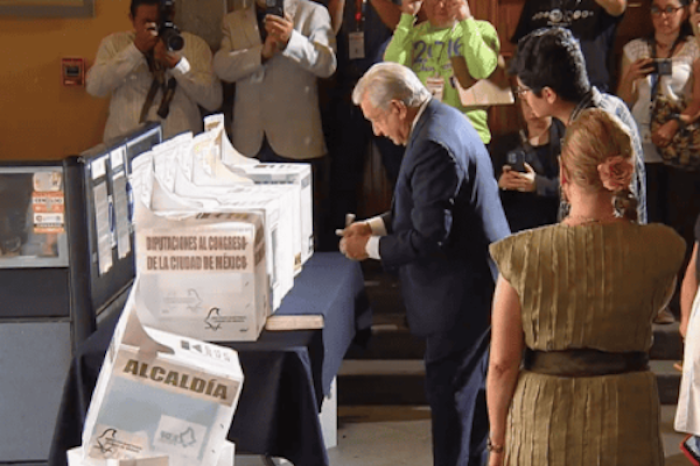 López Obrador ejerce su derecho al voto