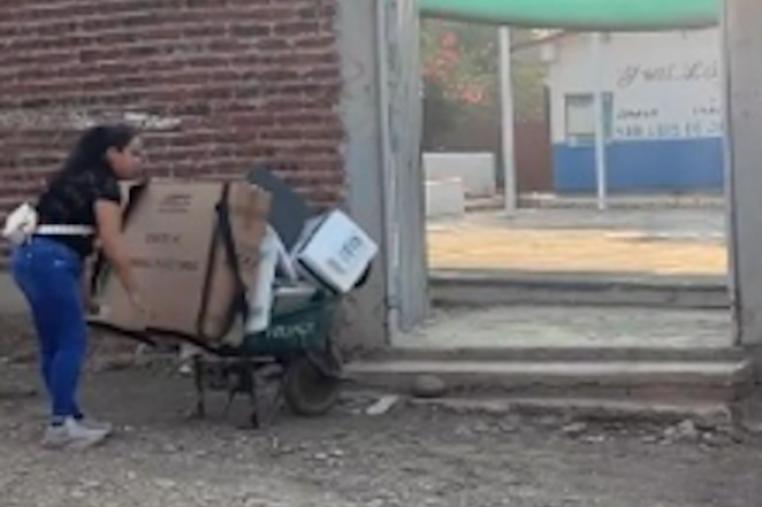 Funcionaria de casilla llevó todo su material electoral en una carretilla