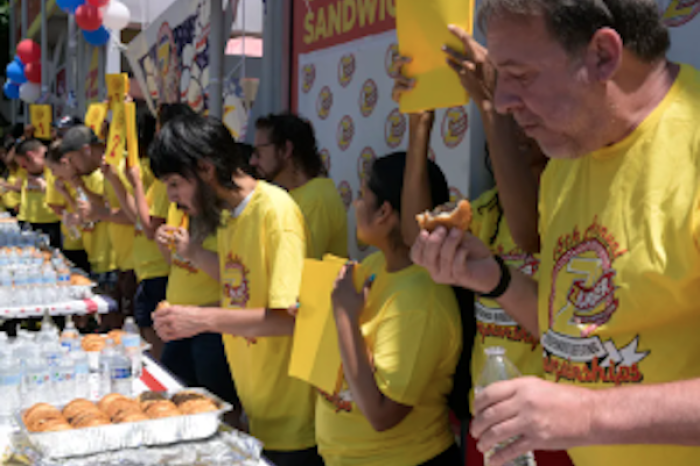 Dos ganadores en el concurso anual de comer hamburguesas en Washington