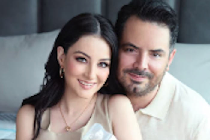 José Eduardo Derbez y Paola Dalay presentan a su hija Tessa
