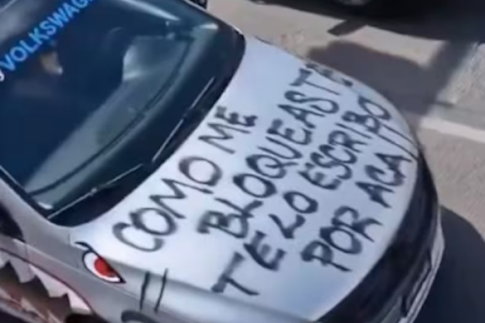 Mujer desahoga su ira en el auto de su pareja infiel